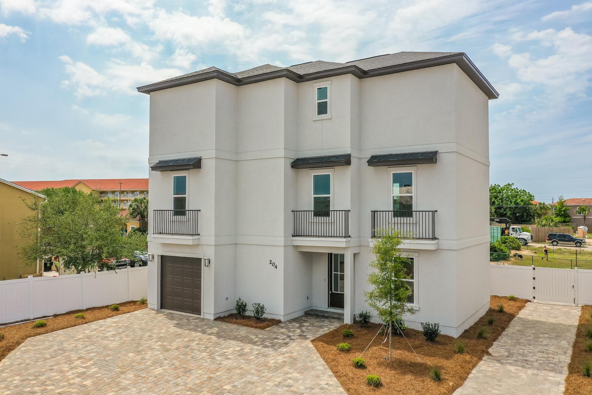 HIDDEN PALMS - Residential