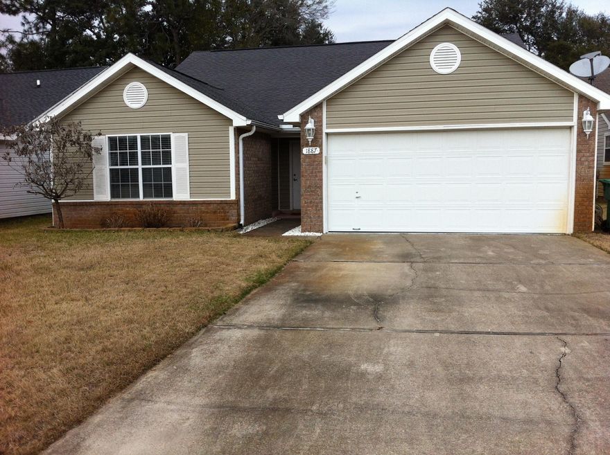 BEAUTIFUL 4 BEDROOM HOME, WELL MAINTAINED,CONVENIENTLY LOCATED TO BOTH BASES, NWF COLLEGE, AND SHOPPING. OPEN THE FRONT DOOR AND ENTER INTO A SPACIOUS FOYER WITH FRESH PAINT AND WAINSCOTING THAT CONTINUES INTO THE HUGE OPEN LIVING/DINING/KITCHEN WITH HIGH CATHEDRAL CEILINGS, LOTS OF WINDOWS,LAMINATE WOOD FLOORS. KITCHEN HAS A CENTER ISLAND, BREAKFAST BAR, WALK-IN PANTRY, BLACK APPLIANCES. THE LIVING ROOM HAS SLIDING GLASS DOORS THAT LEAD TO THE GLASS-ENCLOSED FLORIDA ROOM, WITH CERAMIC TILE AND A PAVED PATIO. PRIVACY FENCED BACKYARD, LAWN PUMP AND SPRINKLER SYSTEM. THE MASTER SUITE HAS A HUGH WALK-IN CLOSET AND A FULL BATHROOM WITH DOUBLE VANITIES. THERE ARE 3 ADDITIONAL BEDROOMS AND A FULL BATH.LOTS OF SPACE FOR GUESTS AND AN OFFICE.THE INSIDE LAUNDRY ROOM LEADS TO 2-CAR GARAGE. NEW