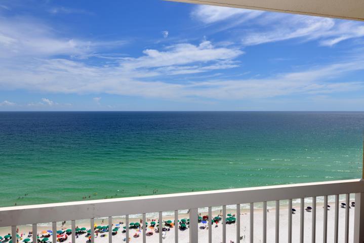 Beautiful unit on the 19th floor. If you are looking for a good rental investment opportunity this is the place. Amenities include, tennis, game room, gym, cafe, steam and sauna rooms.