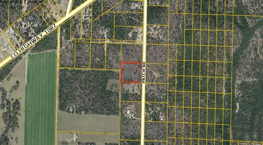 Great building lot with plenty of room. Ideal for a small gentleman's farm. Land is level and does have a few mature oaks scattered on the property that would make ideal home sites. Less than a mile back to 1087 making for an easier commute back out to Hwy 90. No restrictions so mobile homes are welcome, as well as farm animals. Buyer to satisfy themselves as to lot size and dimensions.