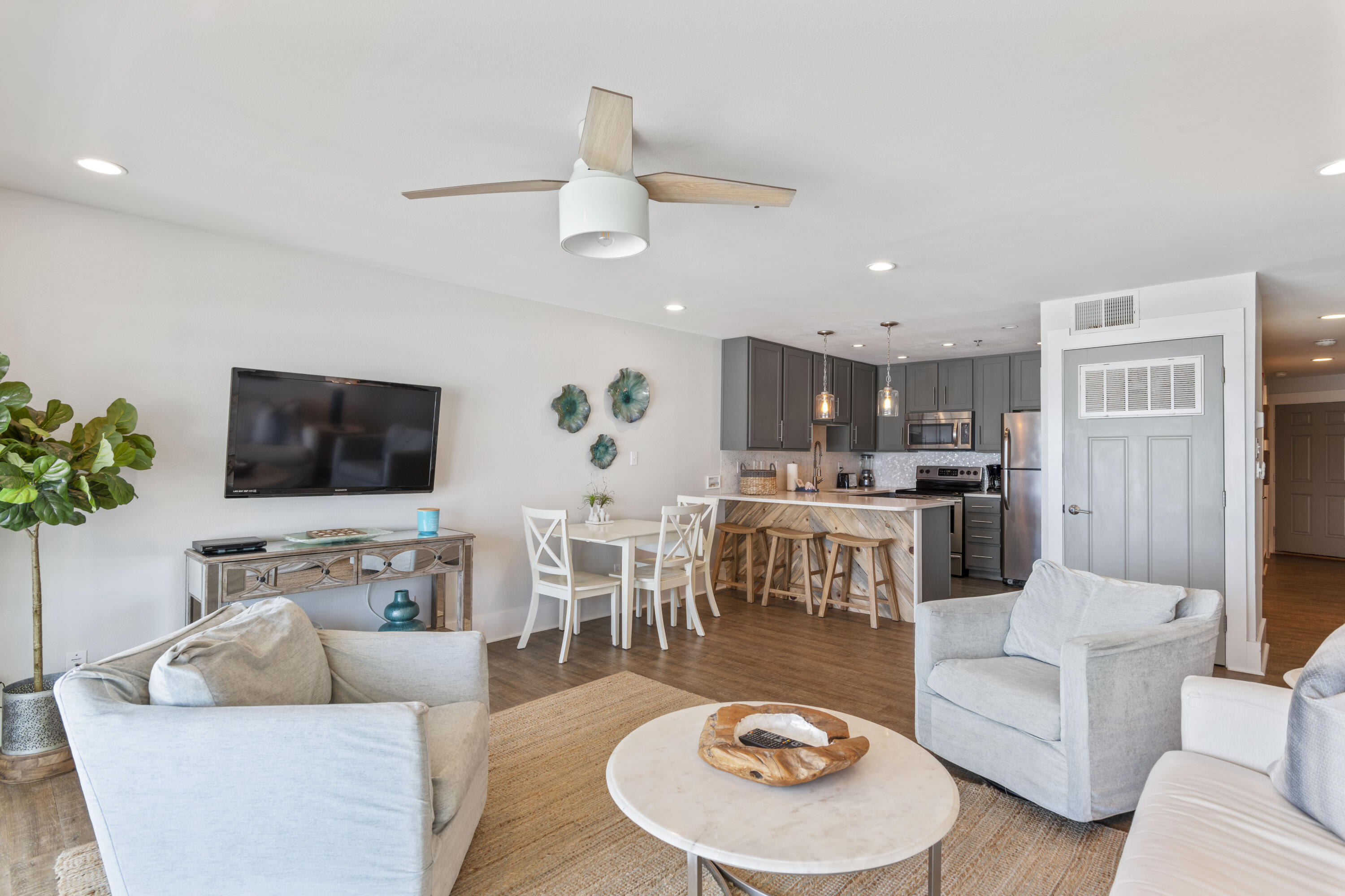 COMMODORE'S RETREAT LIMITED CONDO - Residential