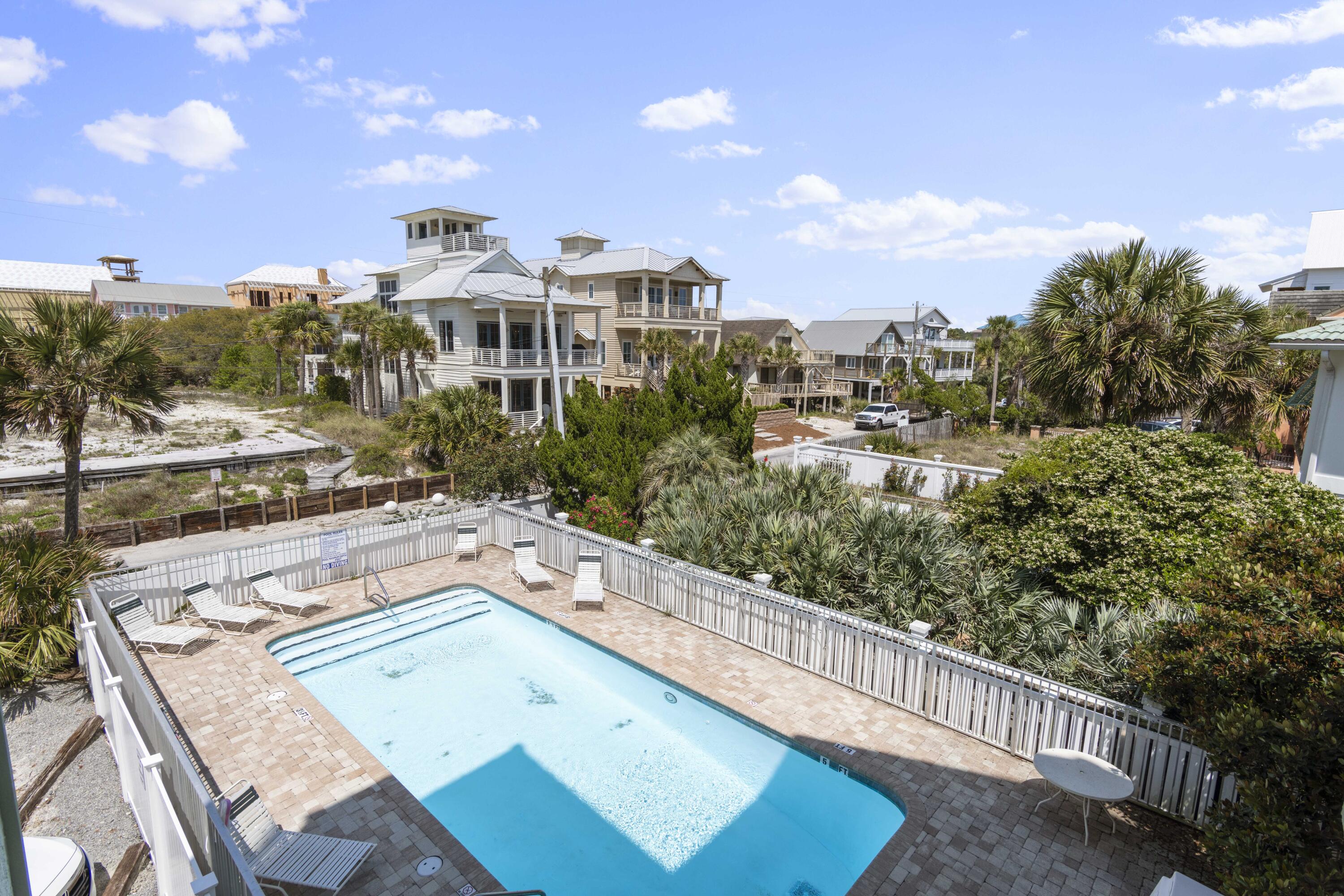 COMMODORE'S RETREAT LIMITED CONDO - Residential