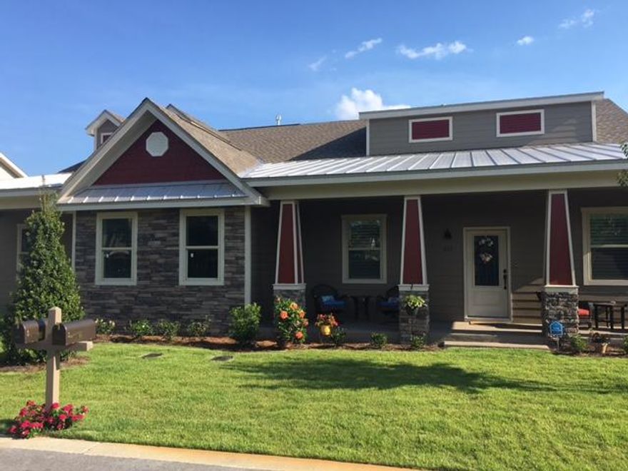 New construction in the Heart Destin.... All upgrades included, crown mold through out, vaulted ceilings, 2 car garage, wood floor, Appliance upgraded, granite tops, tankless gas water heater, gas stove and much more !!