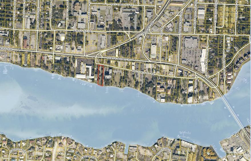 Intracoastal Waterfront Property in Downtown Historical Fort Walton Beach, 105' of waterfront and 413' deep, currently there are 2 older home structures that was built in the 1930s on the site, property is in the Main Street Mixed zoning area, many possibilities from single family, to multi family, and commercial uses restaurant etc, the downtown district is growing and has lots of foot traffic