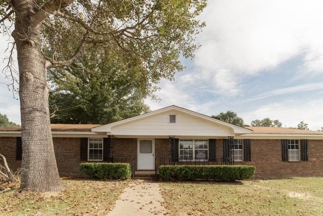Opportunity awaits in this charming 3/2. Large yard with hardwood and tileflooring throughout. Great opportunity for any investor or home buyer. Come takea look today and make an offer.