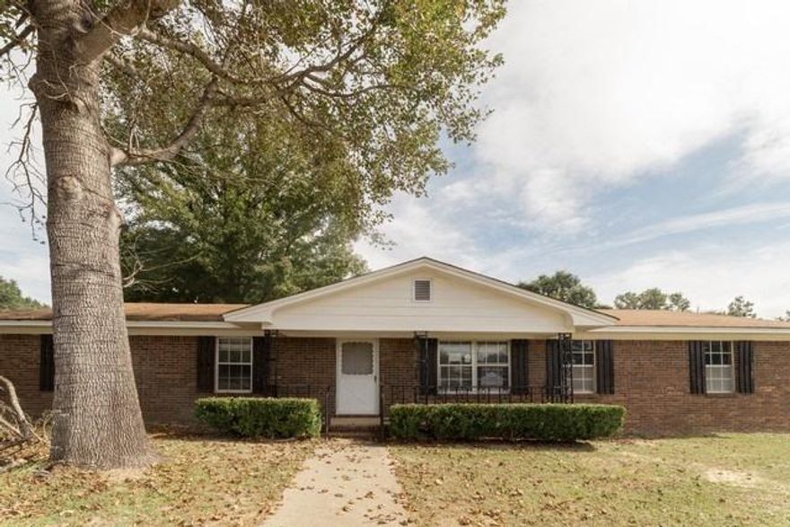 Opportunity awaits in this charming 3/2. Large yard with hardwood and tileflooring throughout. Great opportunity for any investor or home buyer. Come takea look today and make an offer.