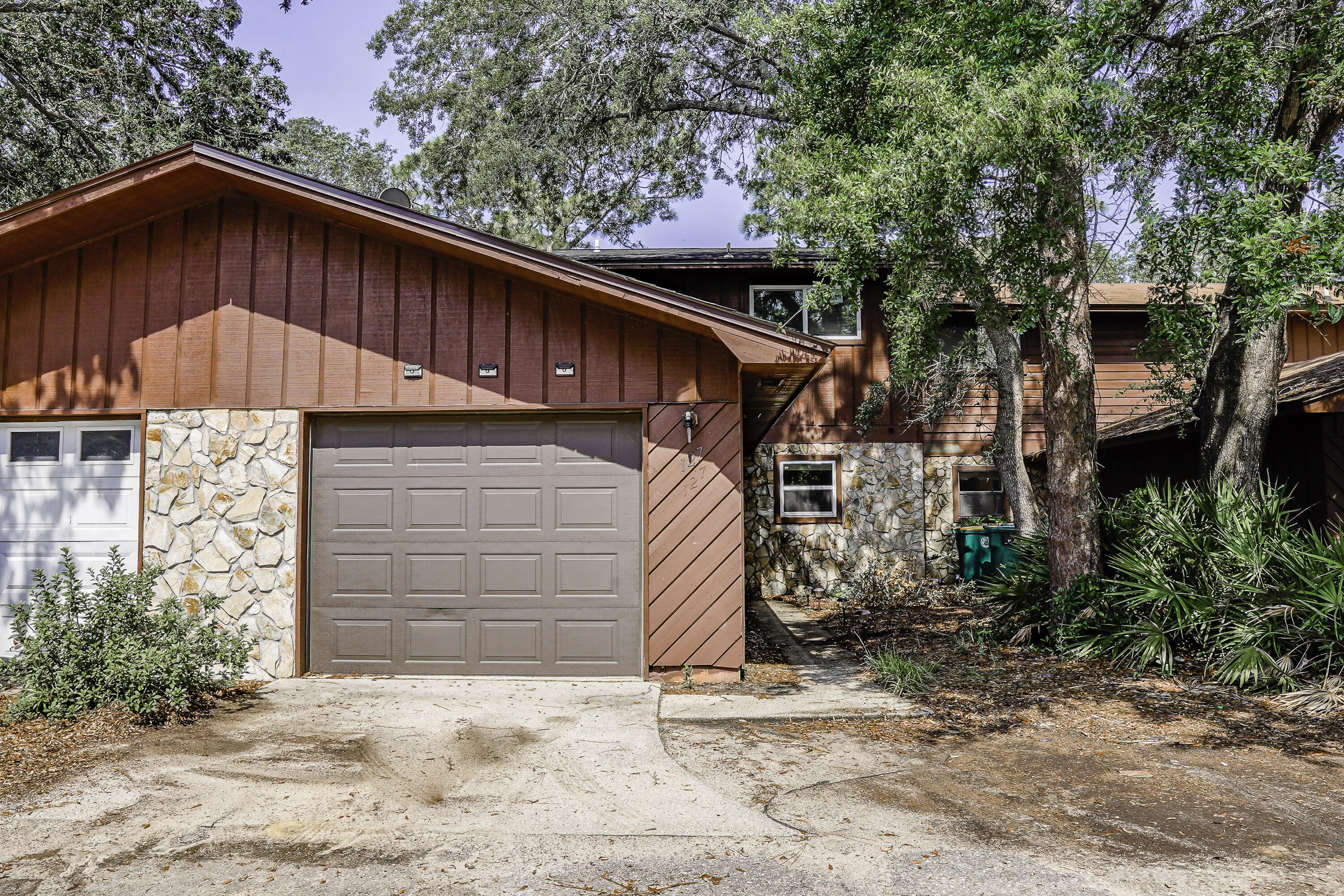 WHISPERING OAKS - Residential