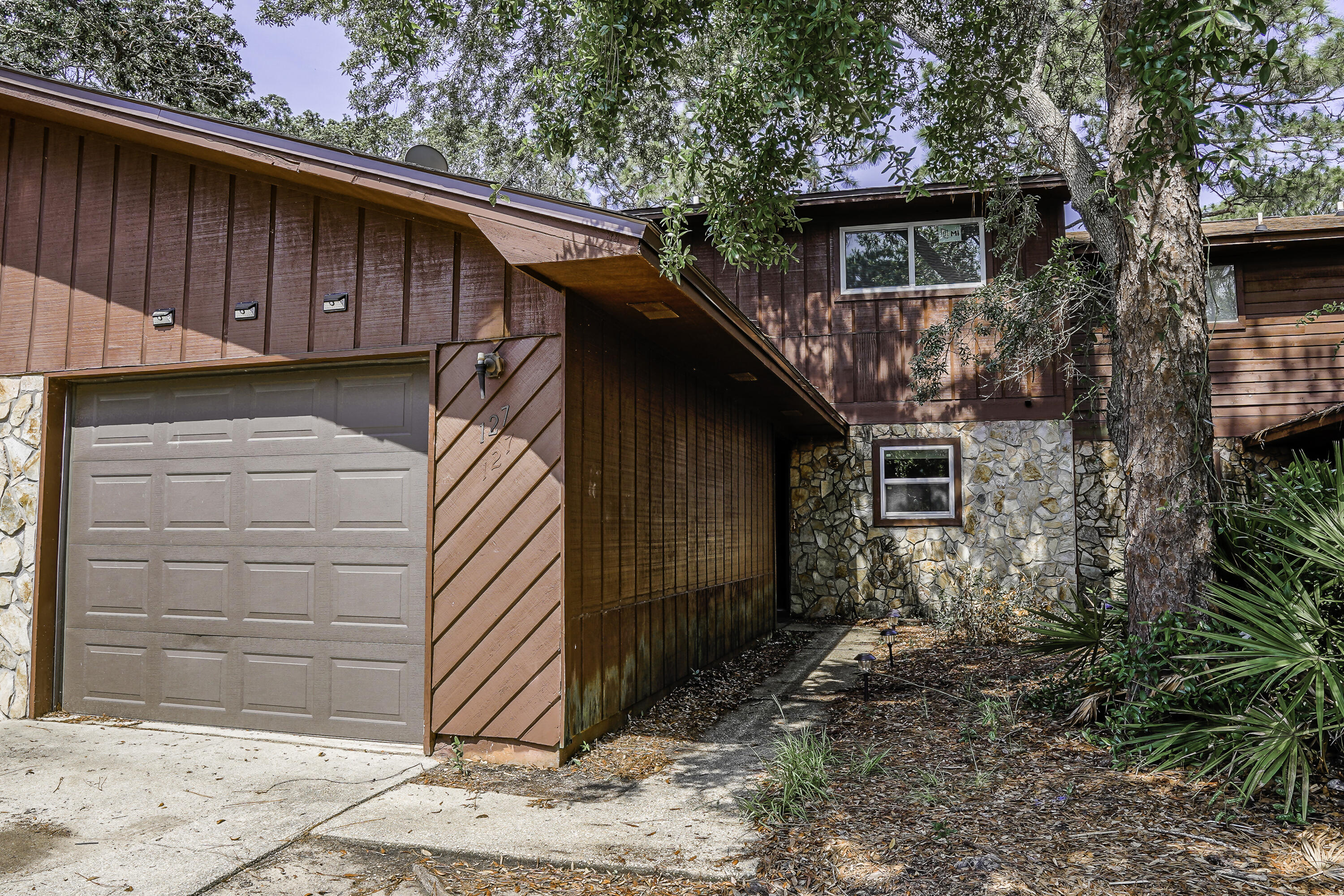 WHISPERING OAKS - Residential