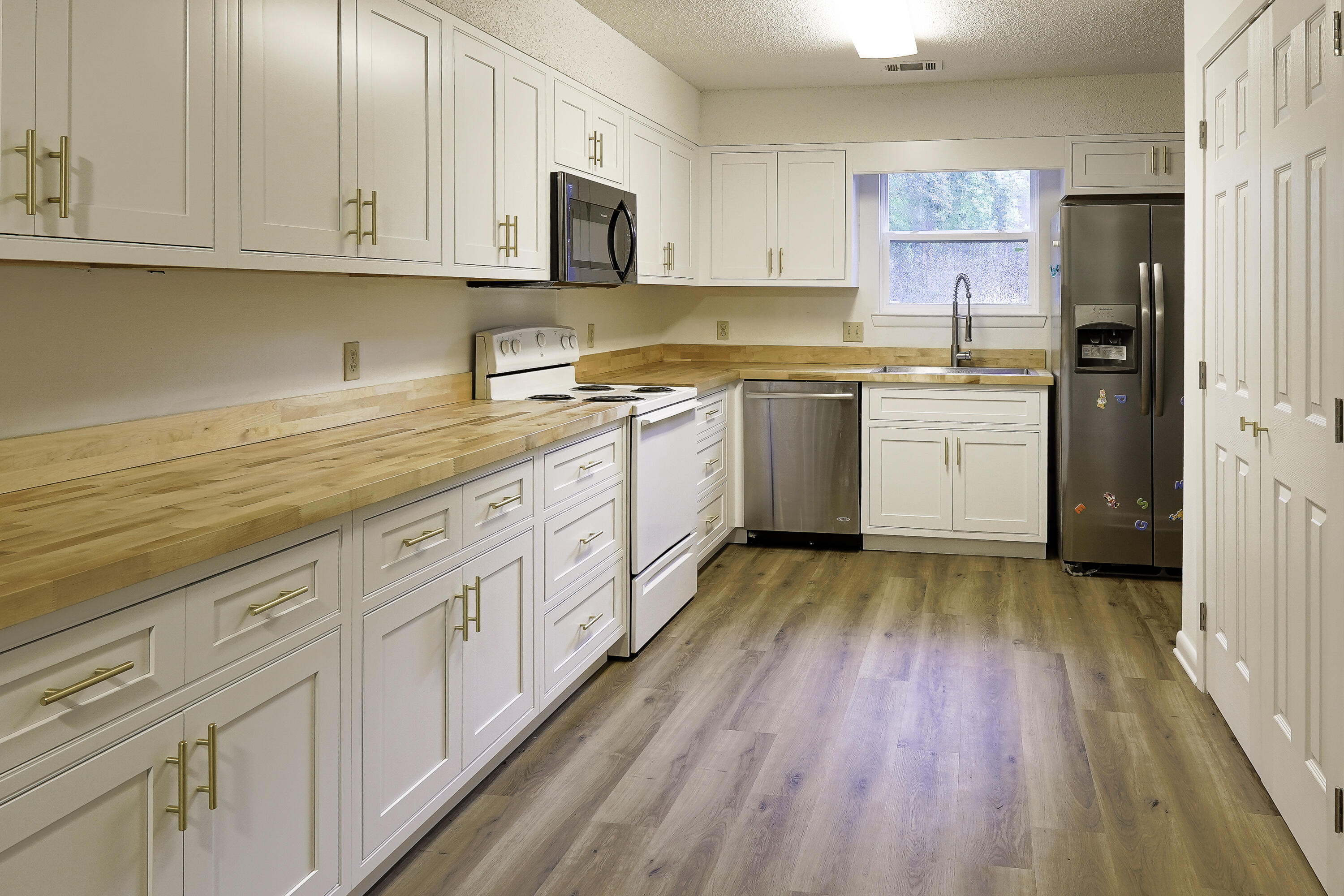 WHISPERING OAKS - Residential