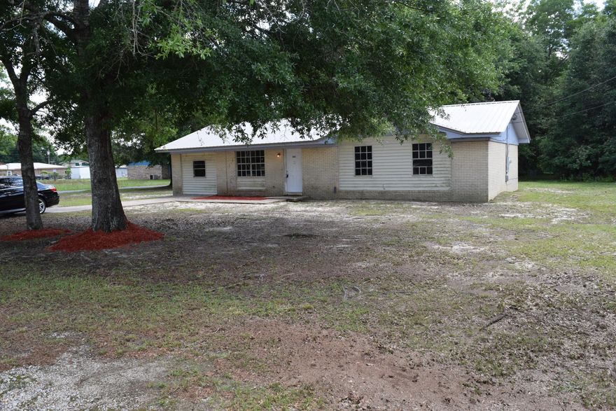 This brick house in Defuniak Springs is located on a large corner lot. The ranch style home has 3 bedrooms and 1.5 bathrooms. In addition to the living room, there is a large bonus room that can be used as a family room or 4th bedroom. The kitchen is very large with plenty of space to add an island and a dining room table with chairs.