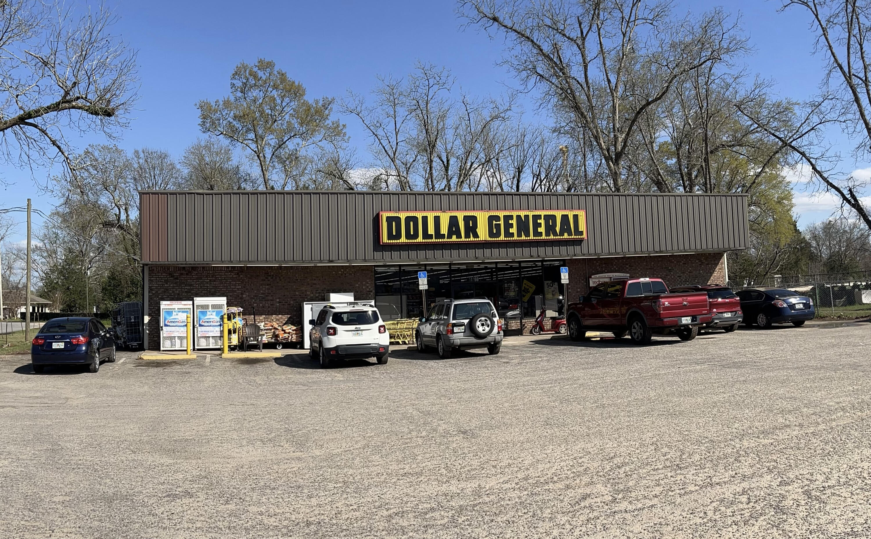 Located in Santa Rosa County on Alabama Street between Hwy 4 and Florida Avenue. Immediate Proximity to Jay Hospital.Formerly occupied by Dollar General who out grew their space due to high demand; they have built next door and recently vacated. This is a perfect location for a national or regional brand. Commercial zoning allows for many uses to include but not limited to medical service provider, restaurant, feed store, Vet, Antique Store, Garden, Gym, Auto parts store, supply store, storage, tractor service etc. A Restaurant would be a great addition to the area.