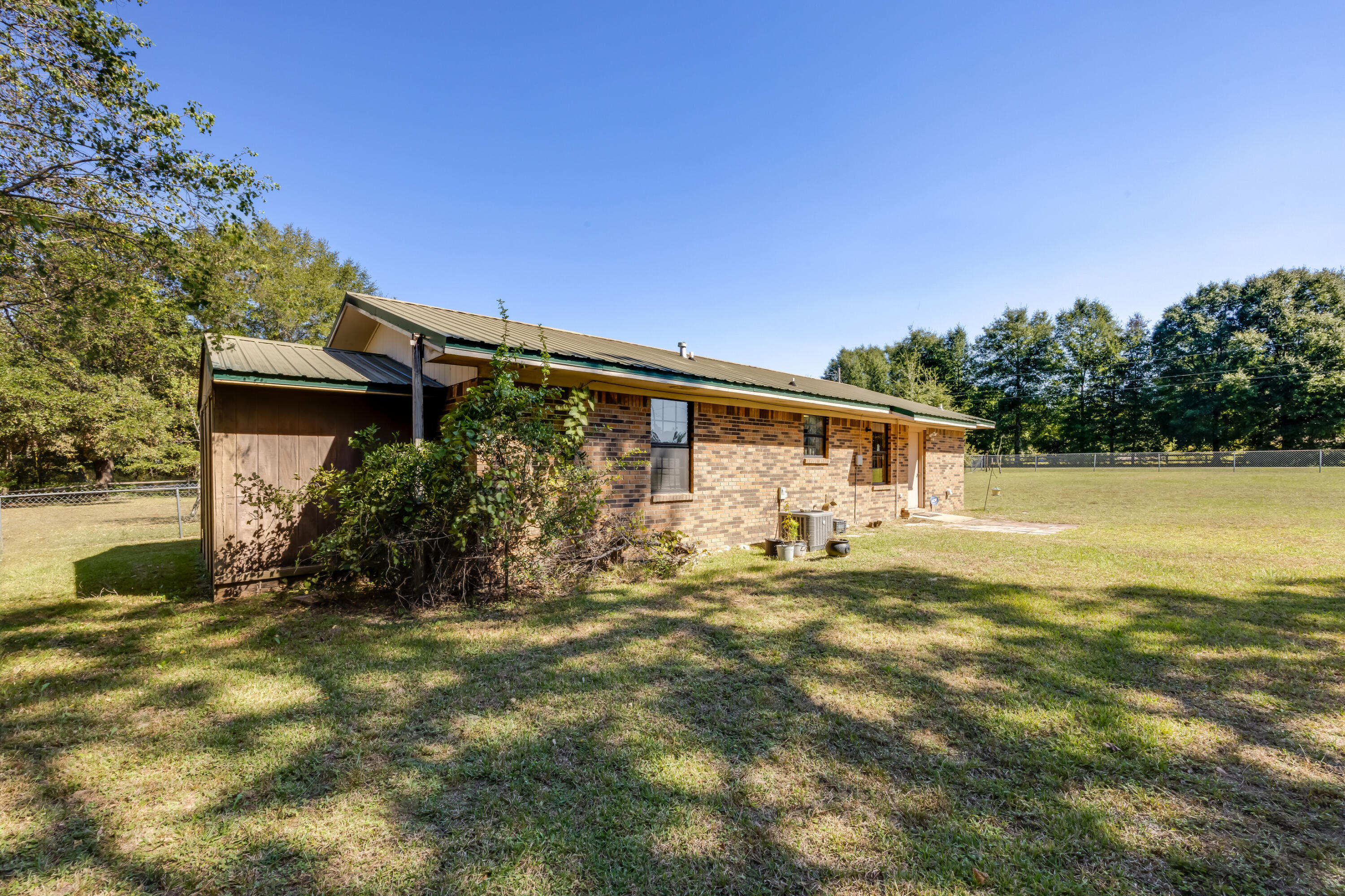 WHISPERING LAKE - Residential
