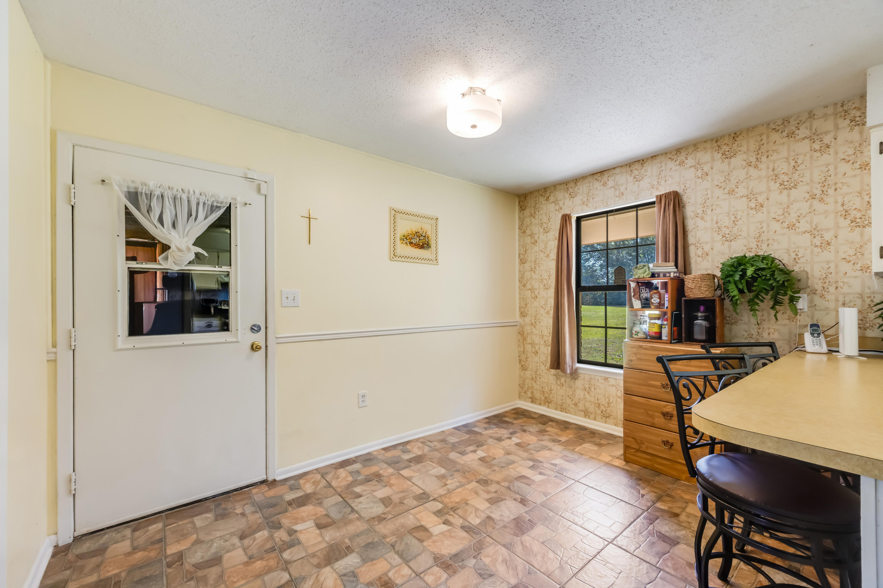 WHISPERING LAKE - Residential