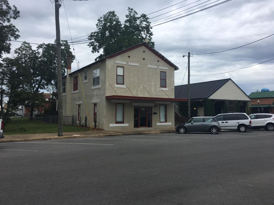 Nicely renovated building in center of Historic Downtown Crestview. Building is within easy walking distance to shops, restaurants, courthouse (under construction), County office building including tax collector and supervisor of elections, Crestview City Hall and is directly across from the Pharmacy College. Unit includes reception area, three offices, large conference space, two bathrooms and a kitchenette. Rent includes shared use of adjoining courtyard. Water, sewer and trash service are provided by Landlord at $75 per month.