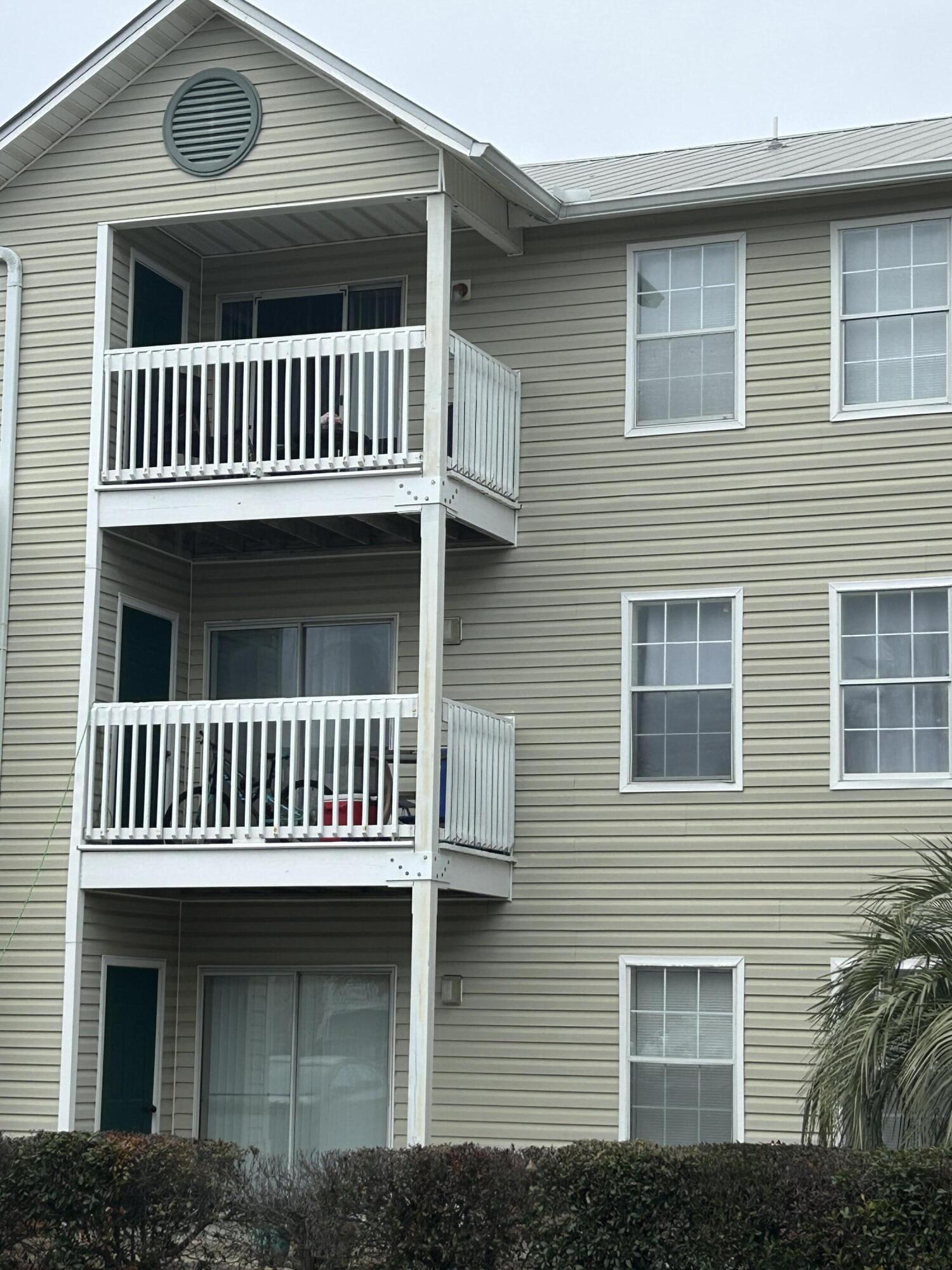 Great Location!!!!!! Discover coastal living in this two bedroom, two bathroom condo located in the heart of Destin. With access to community amenities such as a sparkling pool, fitness center, and designated parking for boats, this condo offers the ultimate convenience of living. Explore nearby attractions including walk to Dog Park, Morgans sports Center. Also only 1 mile to Henderson Beach State Park, Walmart, Ruth Chris Steak House at Restaurant Row.Inside the condo boasts beautiful flooring throughout adding elegance and charm to this living space.Do not miss this opportunity to own a piece of paradise , schedule your tour today