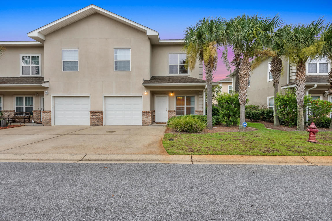 Wonderful Townhouse right outside the back gate of Hurlburt Field... lots of room well taken care of home.