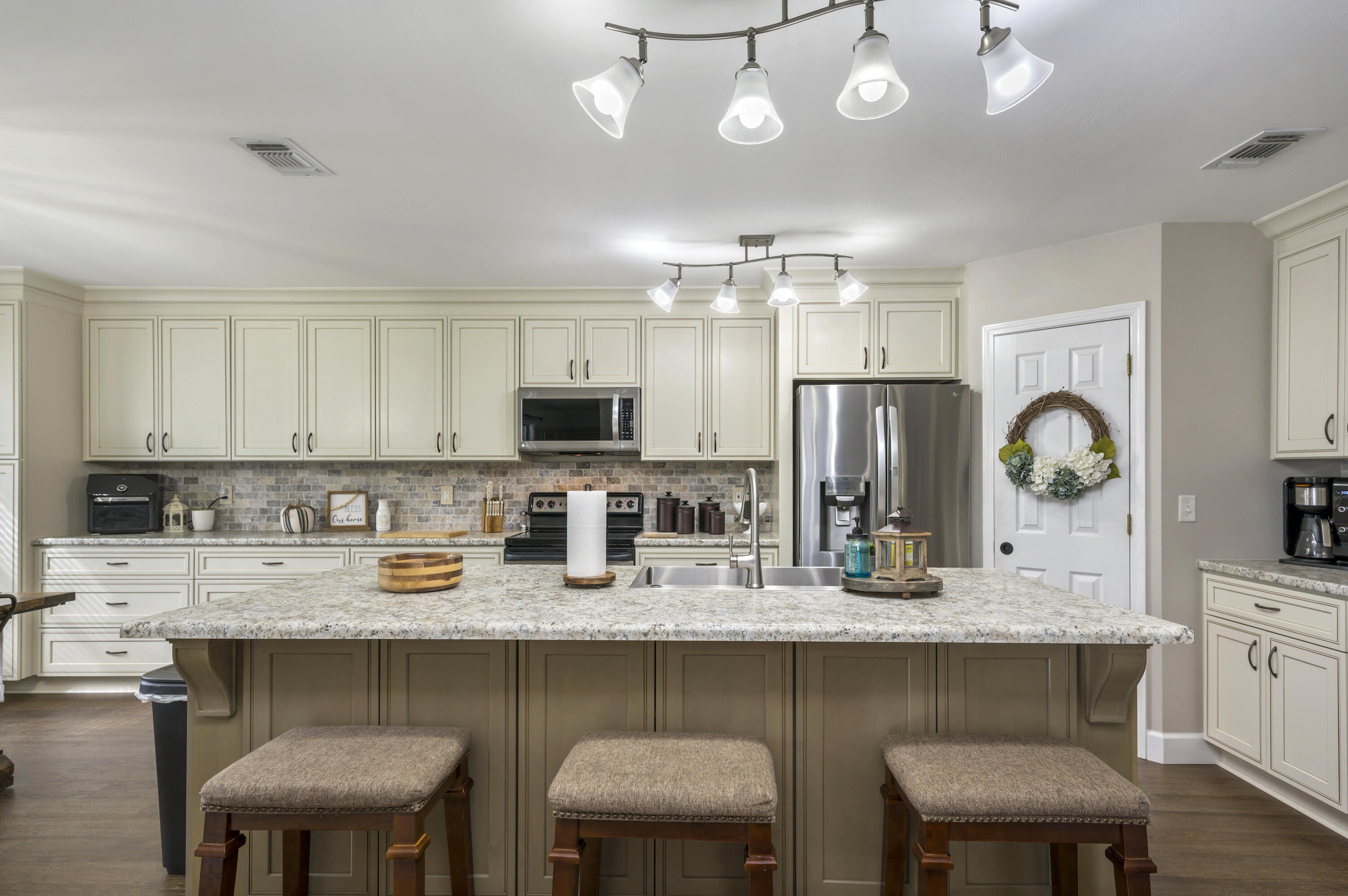 BROOKE ESTATES PH I - Residential