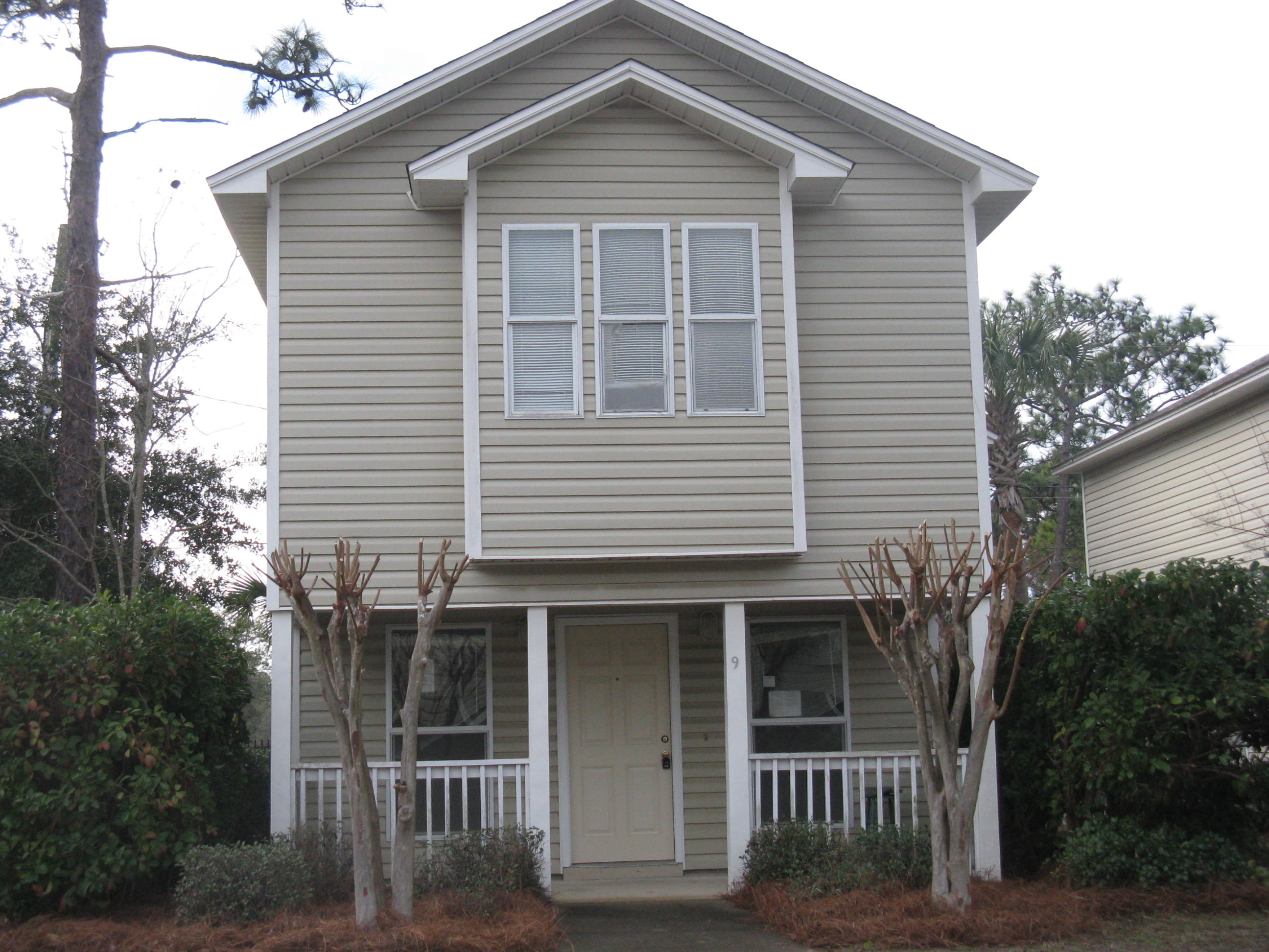 REO/foreclosure. Selling As-Is. Convenient to shopping, restaurants and Sacred Heart hospital. Established neighborhood. 3BD/2.5BA house with one bedroom located on the first floor. Corner lot. Room dimensions are approximate. Please measure, if important. As of 1/12/18, this property is under auction terms. This property is subject to a 5% buyer's premier pursuant to the Auction Terms & Conditions (minimums may apply). All auction assets will be sold subject to seller approval. Auction bidding will begin 1/2218 & conclude on 1/25/18. This property is eligible for presale offers before auction bidding starts. The last day presale offers can be submitted is 1/18/18.