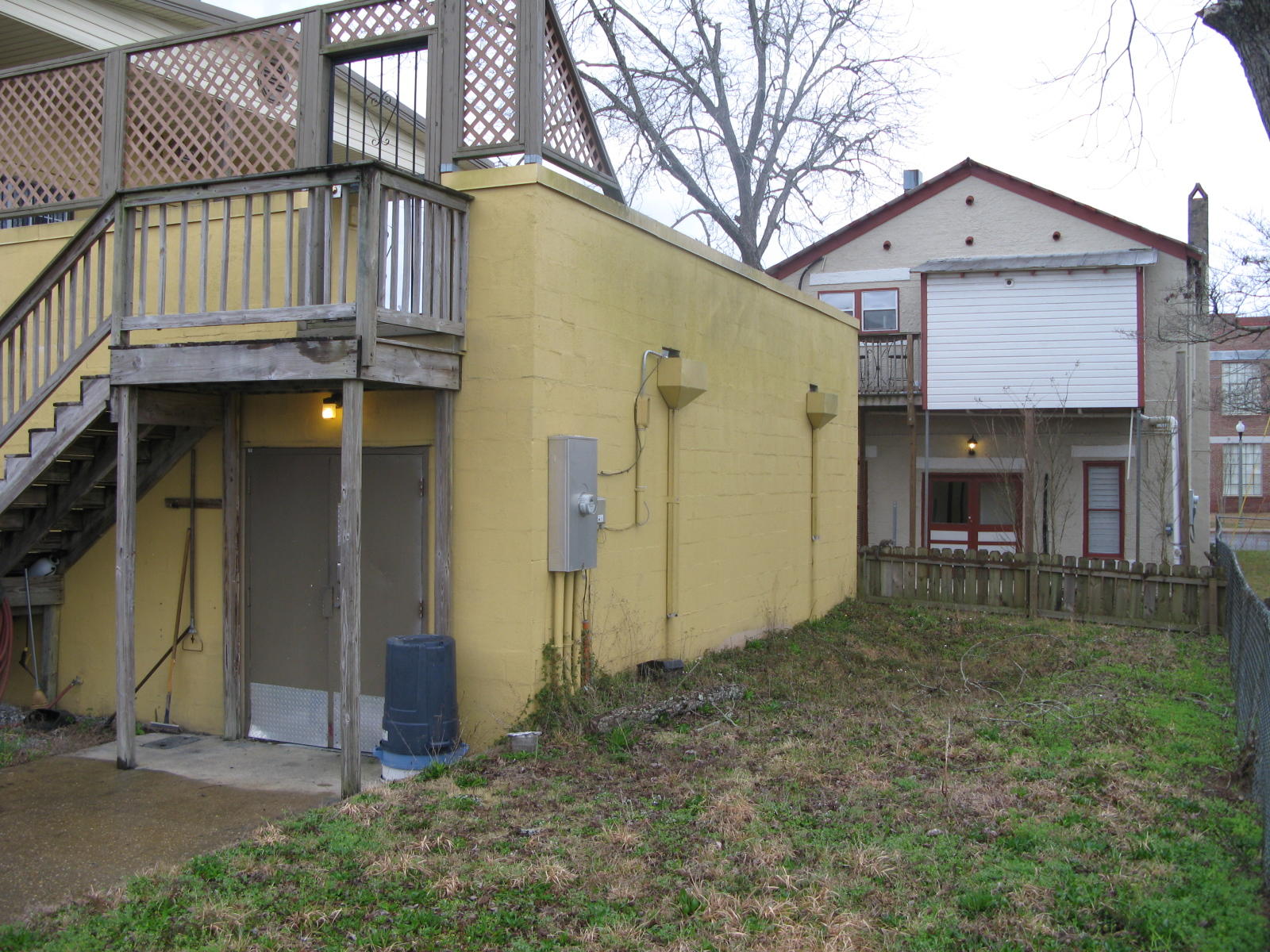 Main image without alt text