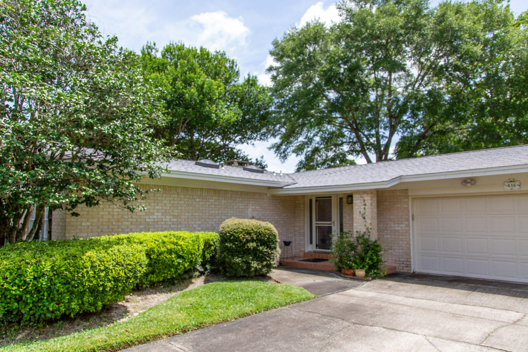 COUNTRY CLUB EST 1ST LOT 2 BLK N - Residential