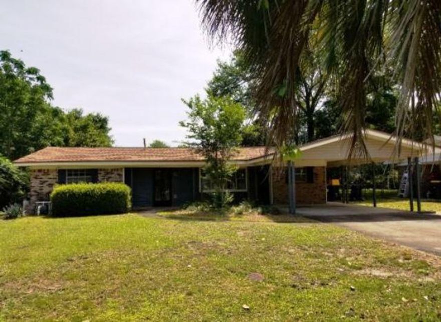 Nice 3 bedroom 2 bathroom home in Ft Walton Beach. The home has a carport, family room, dining room, bathroom with dual sinks and more. Needs some updating and new flooring. Come take a look today