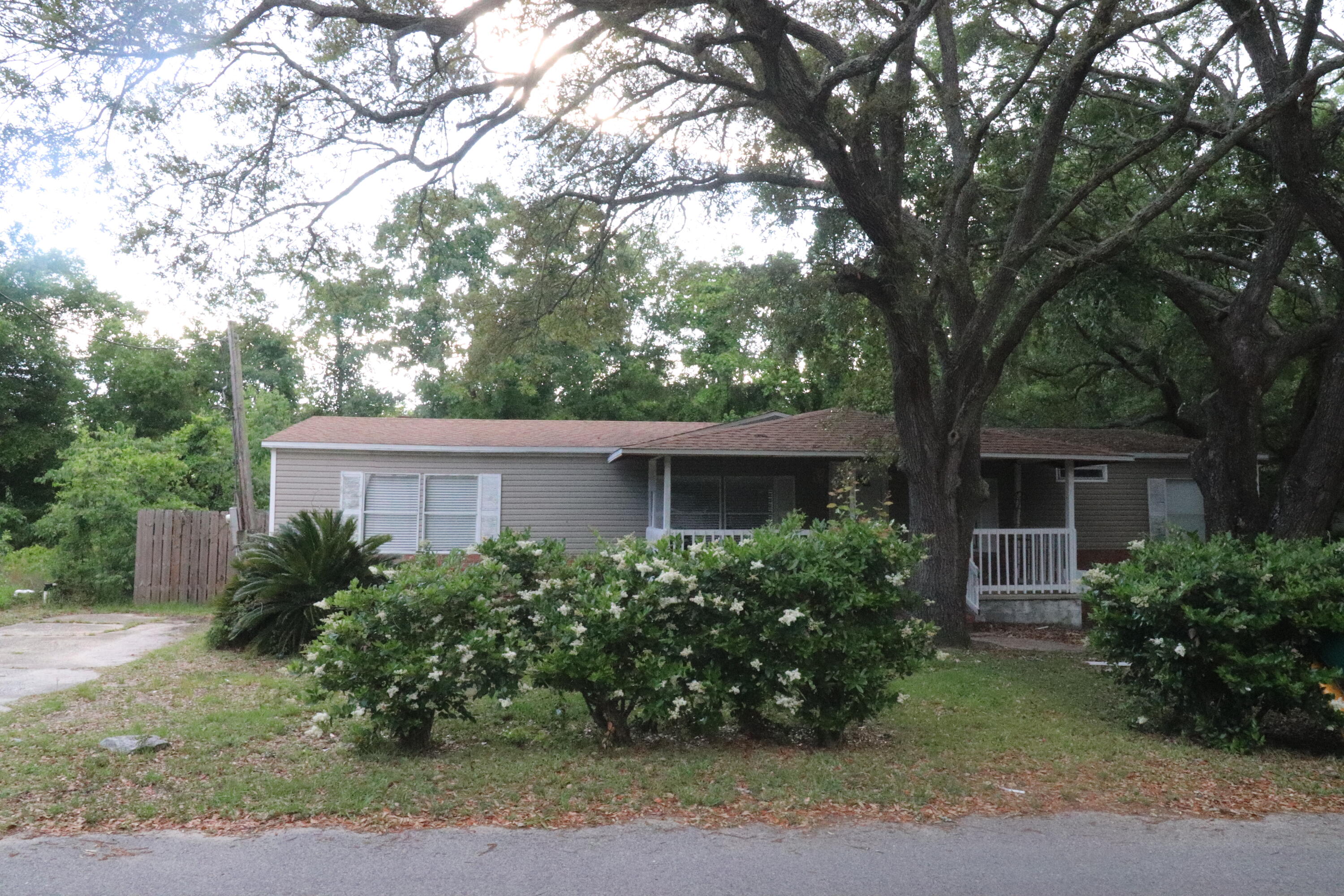 Great location in Fort Walton Beach! Literally minutes away from the back gate to Hurlburt Field Air Force base and an easy commute to Eglin. This is a great opportunity to own in Fort Walton Beach. Schedule your viewing today.