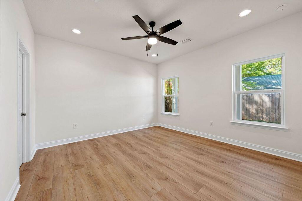 QUIET OAKS - Residential