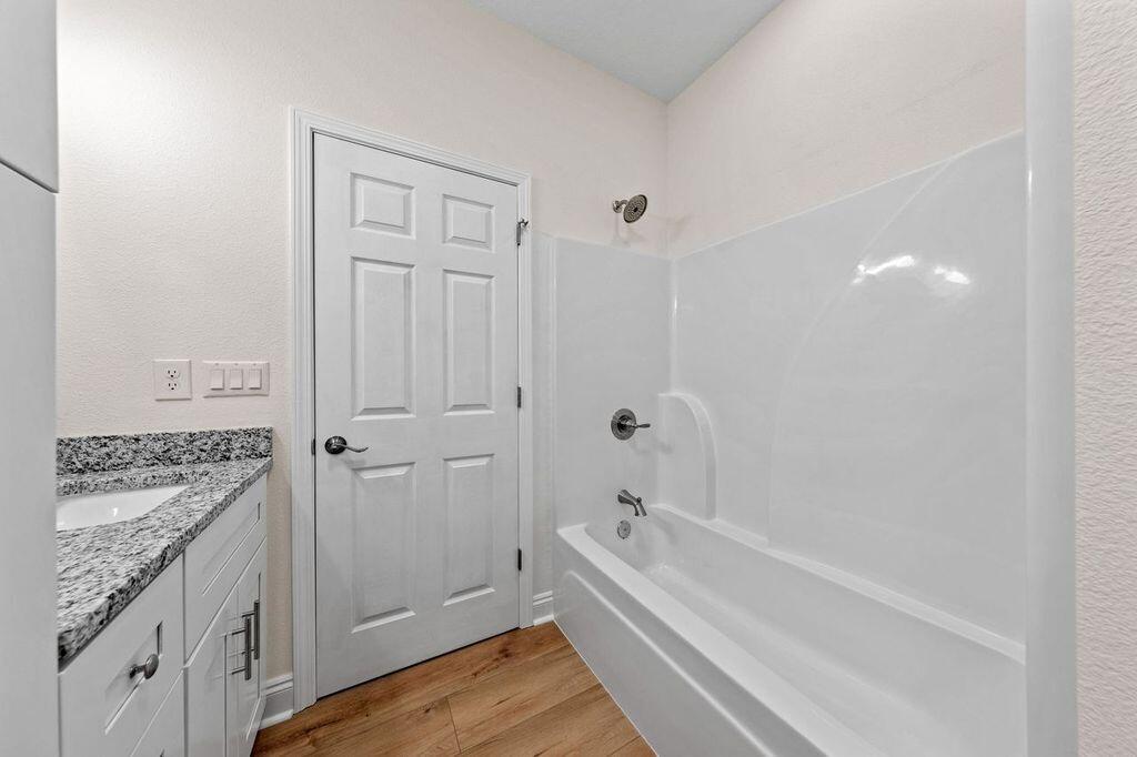 QUIET OAKS - Residential