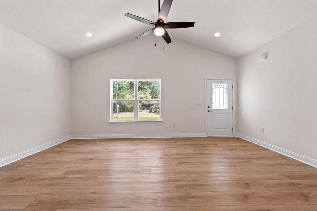 QUIET OAKS - Residential