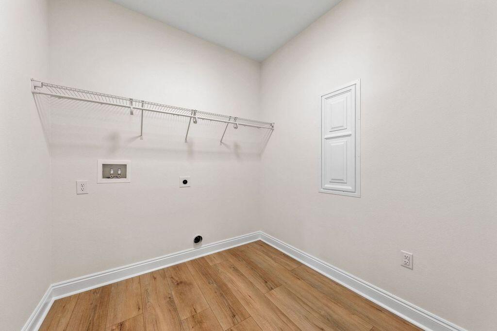 QUIET OAKS - Residential