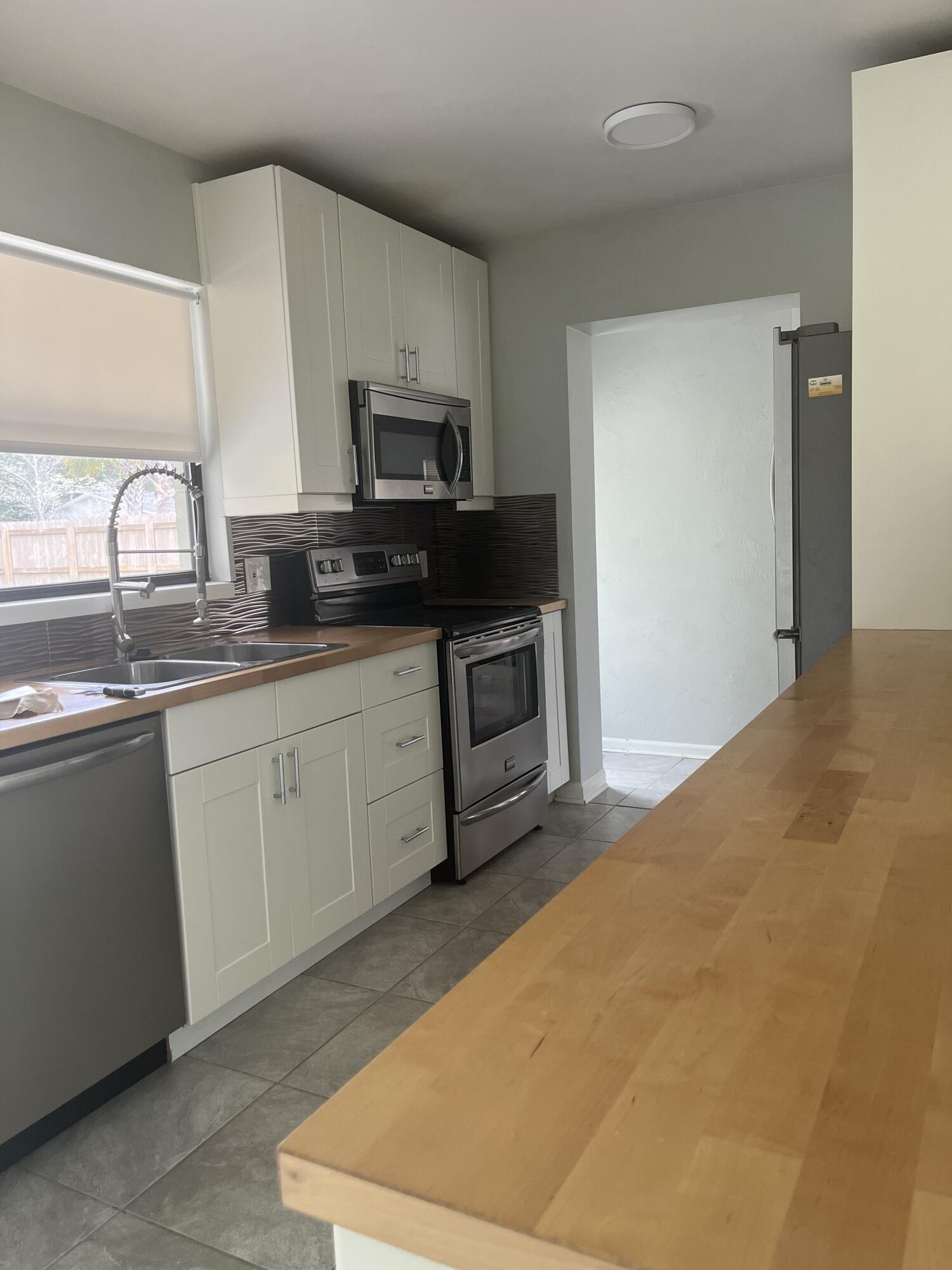 ELLIOTTS POINT 10TH ADDN - Residential Lease