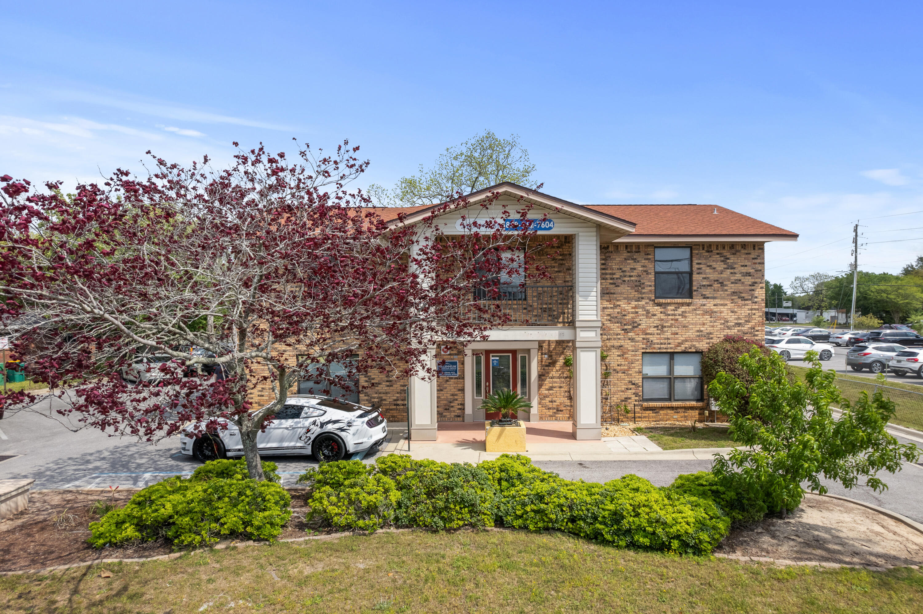 Main image without alt text