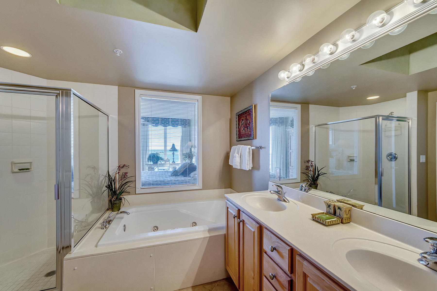 SILVER BEACH TOWERS East - Residential