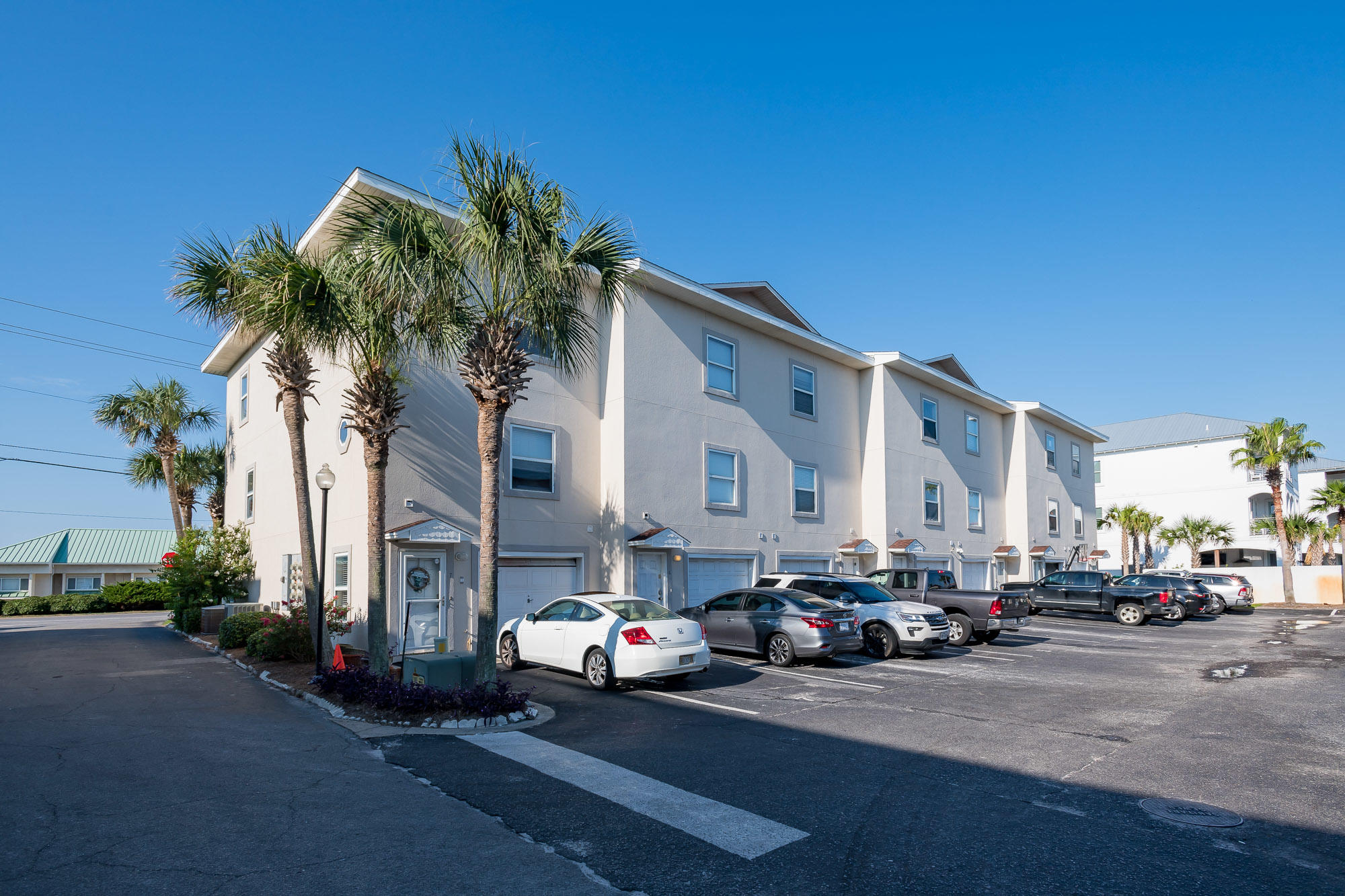 Royal Seaesta - Residential
