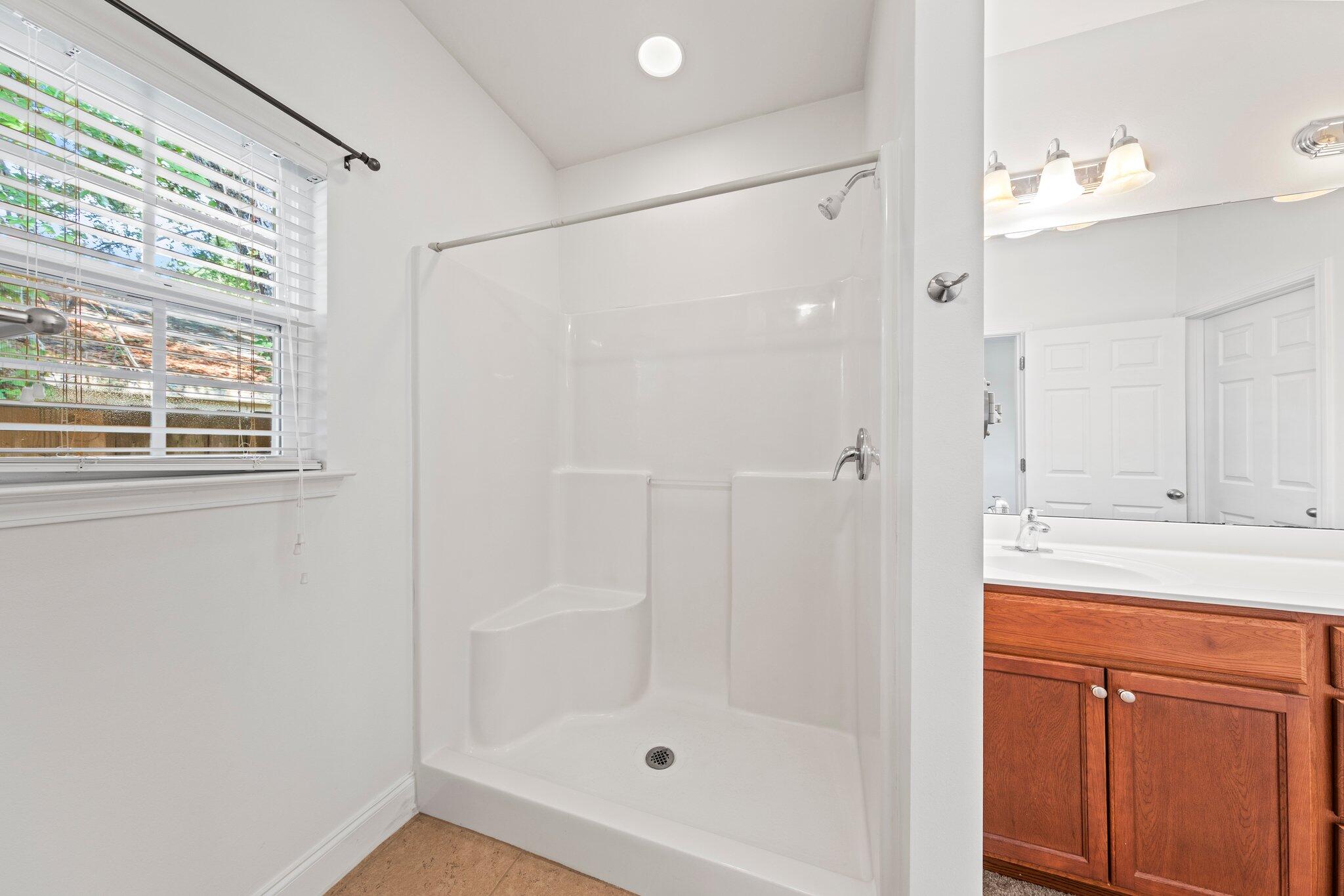 VALPARAISO PINECREST 6 - Residential Lease