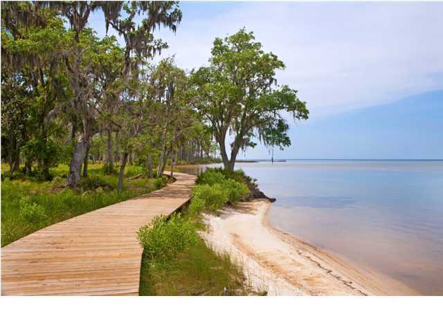 CHURCHILL OAKS - Land