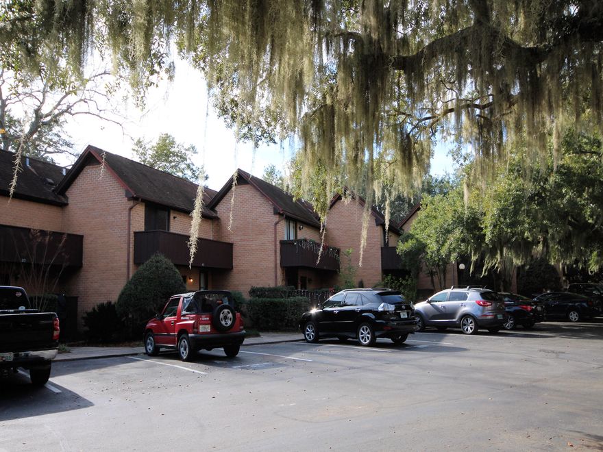 2 bedroom/2.5 bath, bayfront townhouse community in Destin with private boat launch, pool and tennis courts for under 150K?? Additionally, this unit has an enclosed rear porch bringing the total enclosed square footage up to 1520! This unit is priced to sell FAST at only $147,900. Would make a great primary residence or 2nd home. Or as an investment, would rent for $1200-$1300/month. Enjoy Bayfront living without Bayfront pricing in your Mossey Cove townhouse. Additional benefits to living here are close proximity to schools, the Destin Harbor District, Destin's world famous beaches, and the many shopping, dining & entertainment options all within a few miles. You must see this one soon before it's gone..