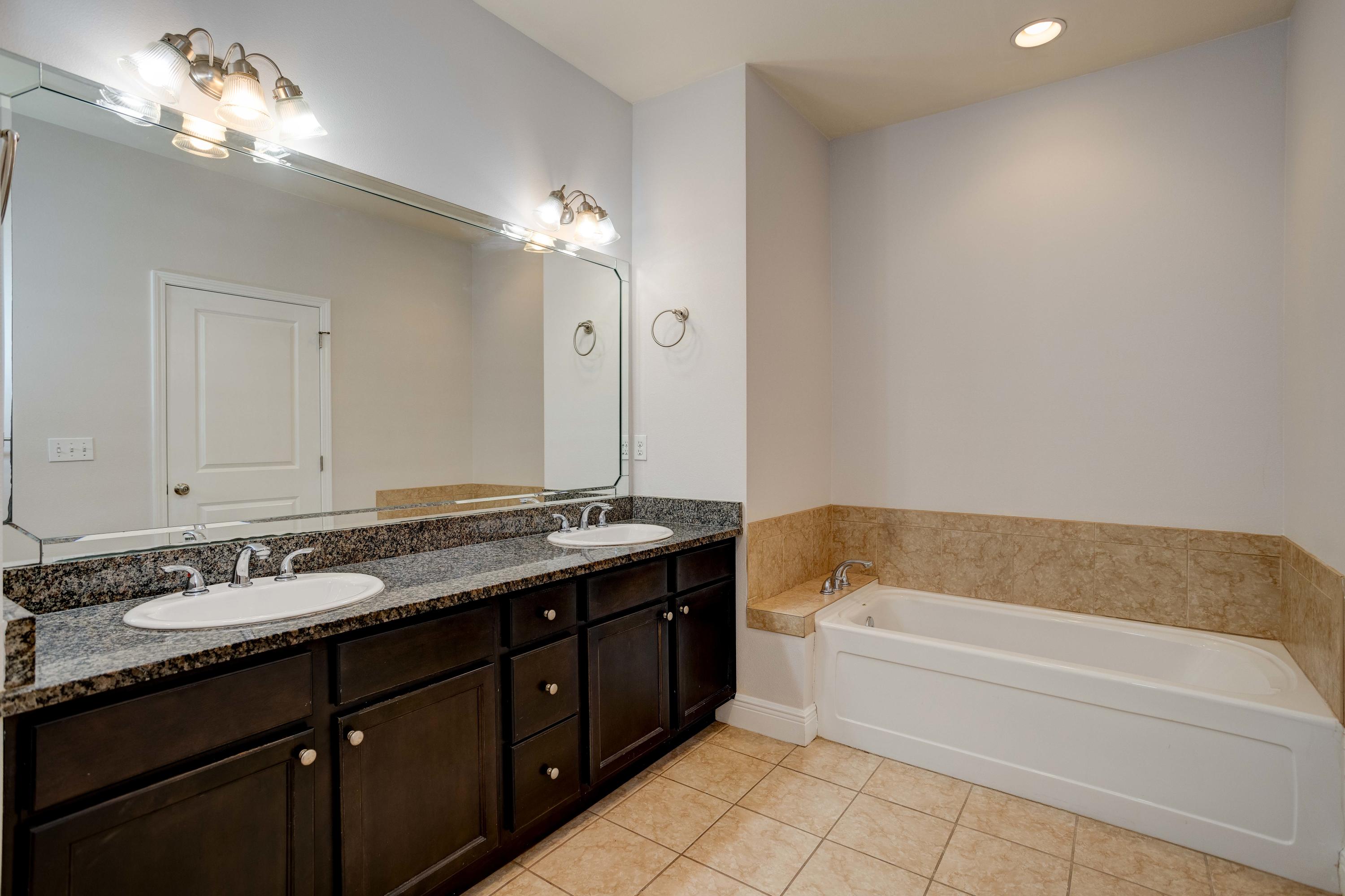 LAKERIDGE EST - Residential
