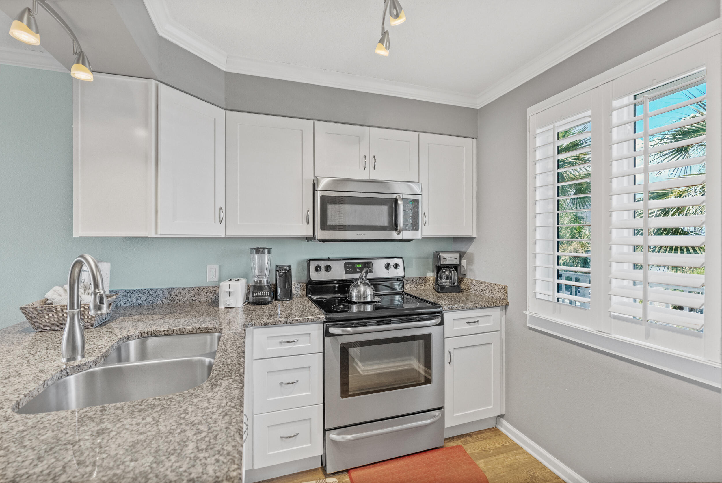 ISLANDER CONDO - Residential