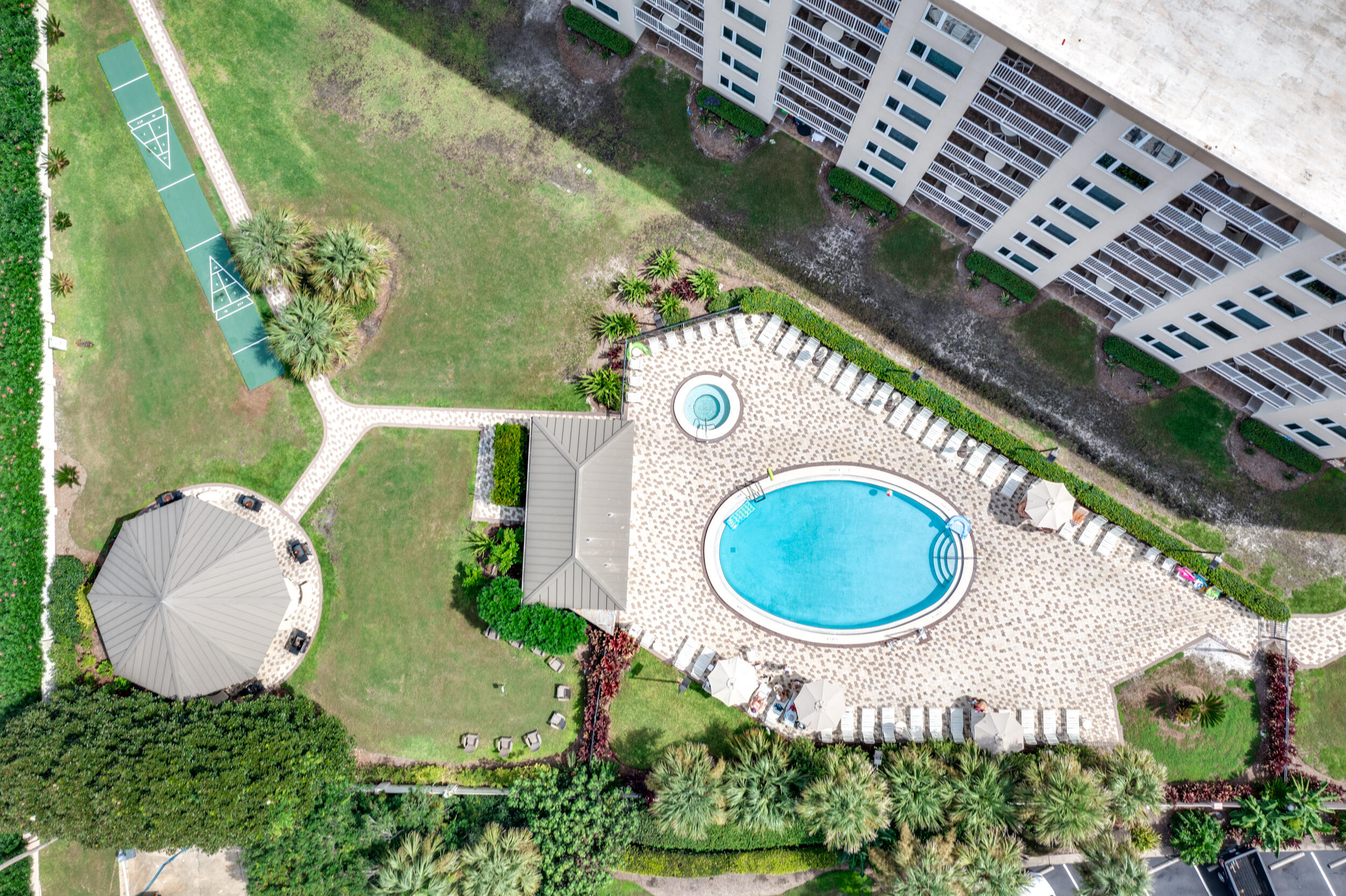 ISLANDER CONDO - Residential