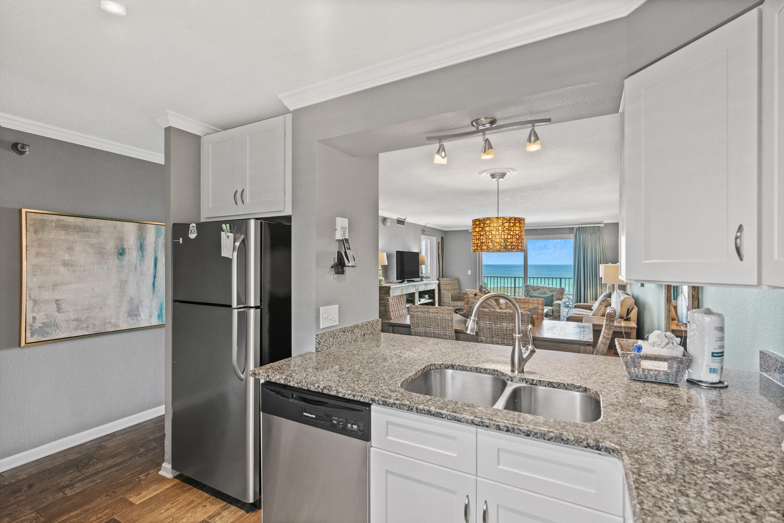 ISLANDER CONDO - Residential