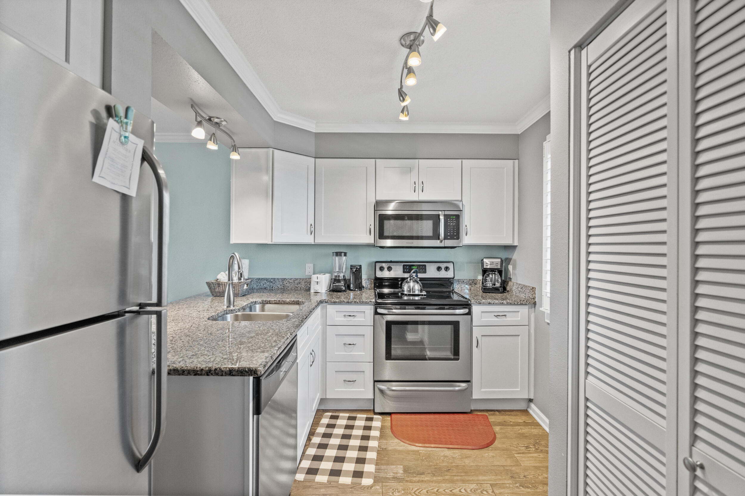 ISLANDER CONDO - Residential