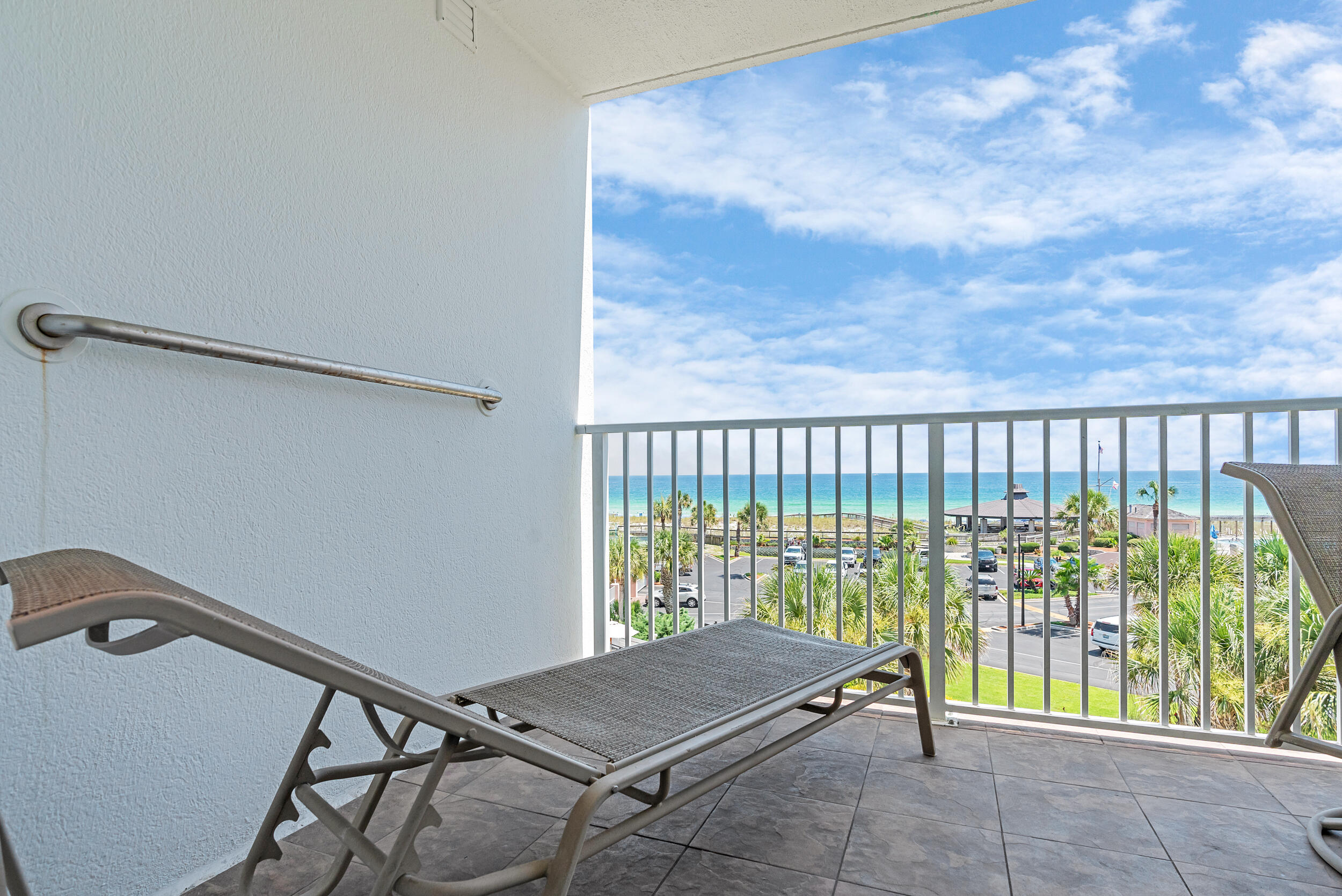 ISLANDER CONDO - Residential
