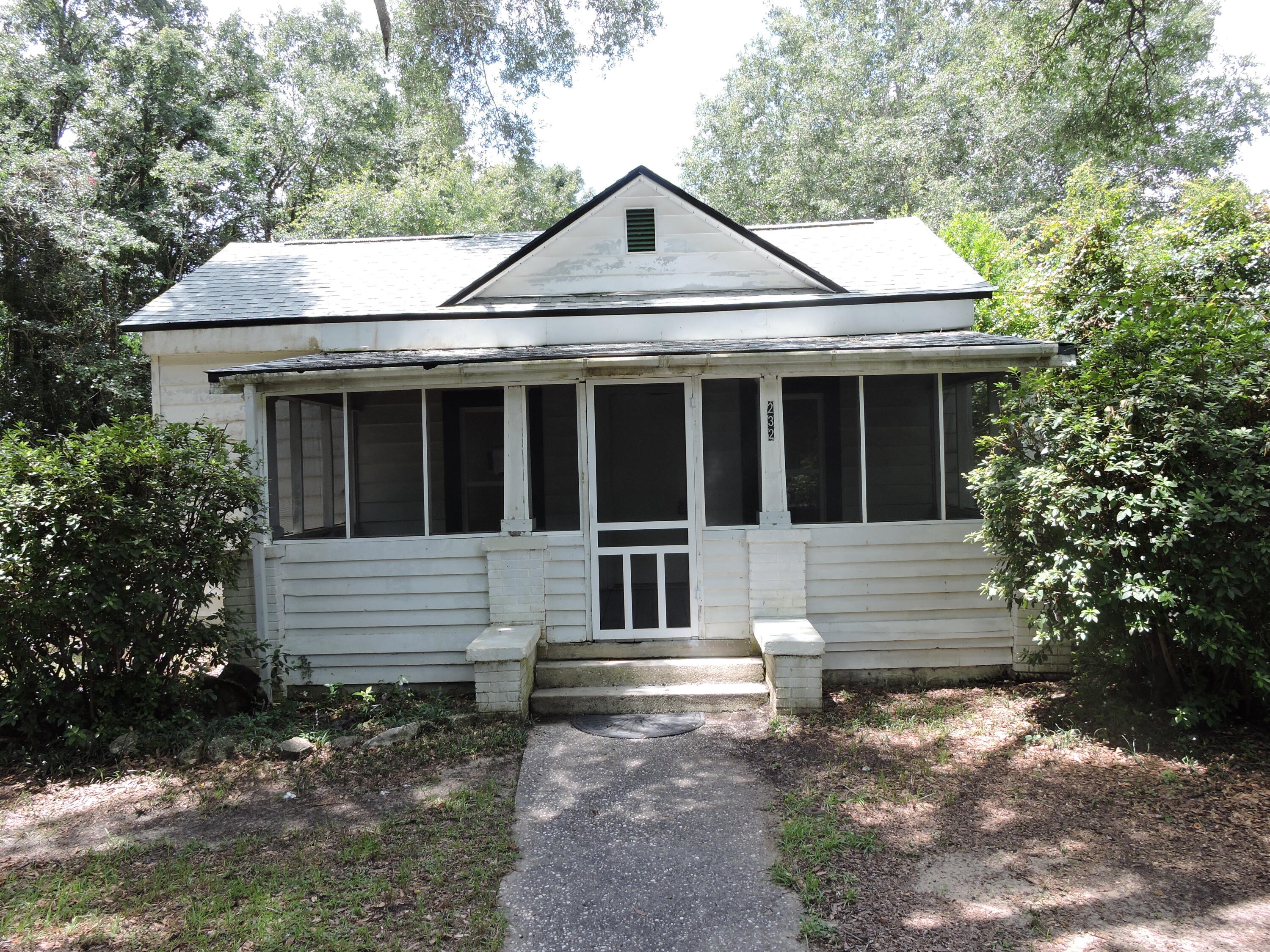 Available NOW! Recently updated and with LVP flooring and neutral paint, and updated kitchen. This 3 bed/1bath home is conveniently located in downtown Crestview with easy access to restaurants and festivals within walking distance. Call today for private showing!