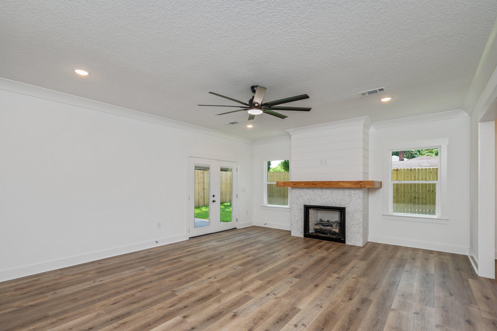 ELLIOTTS POINT - Residential