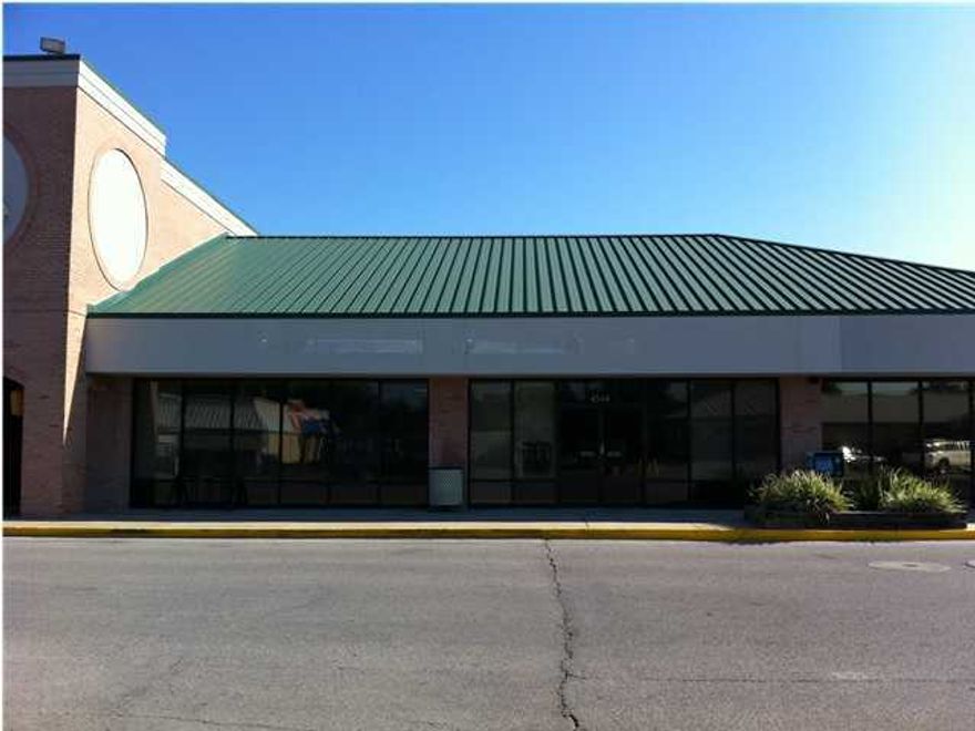 Come join the synergy created in this neighborhood shopping center in Bluewater Bay. Join tenants such as Winn Dixie, Subway, Nail Salon, Hair Salon, Allstate, Beef O Brady's & Red Ginger. This 4800 SF retail space is available immediately. The open floor plan gives opportunity to many different uses. The dimensions of the space is 48' x 100'.