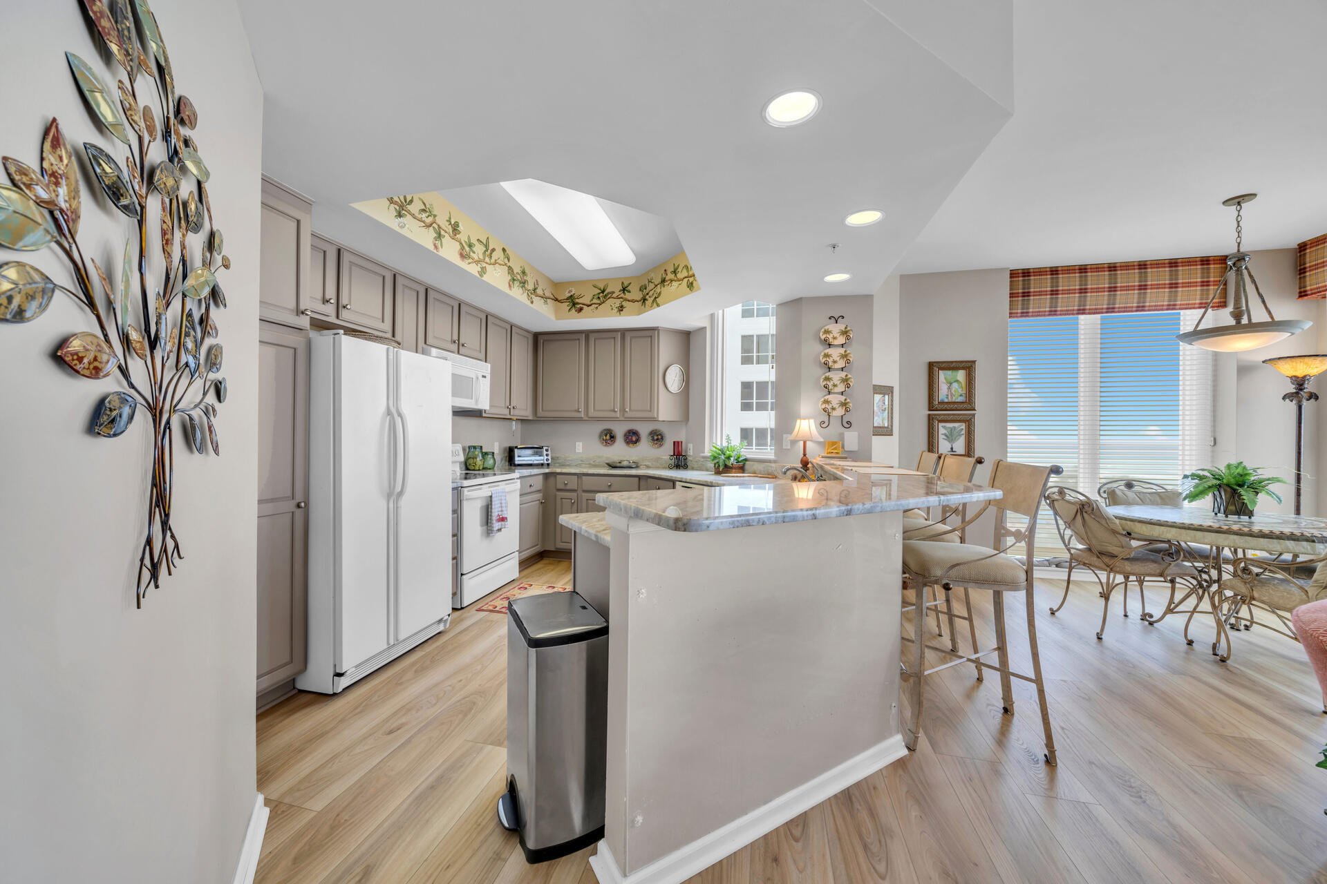 SILVER BEACH TOWERS - Residential