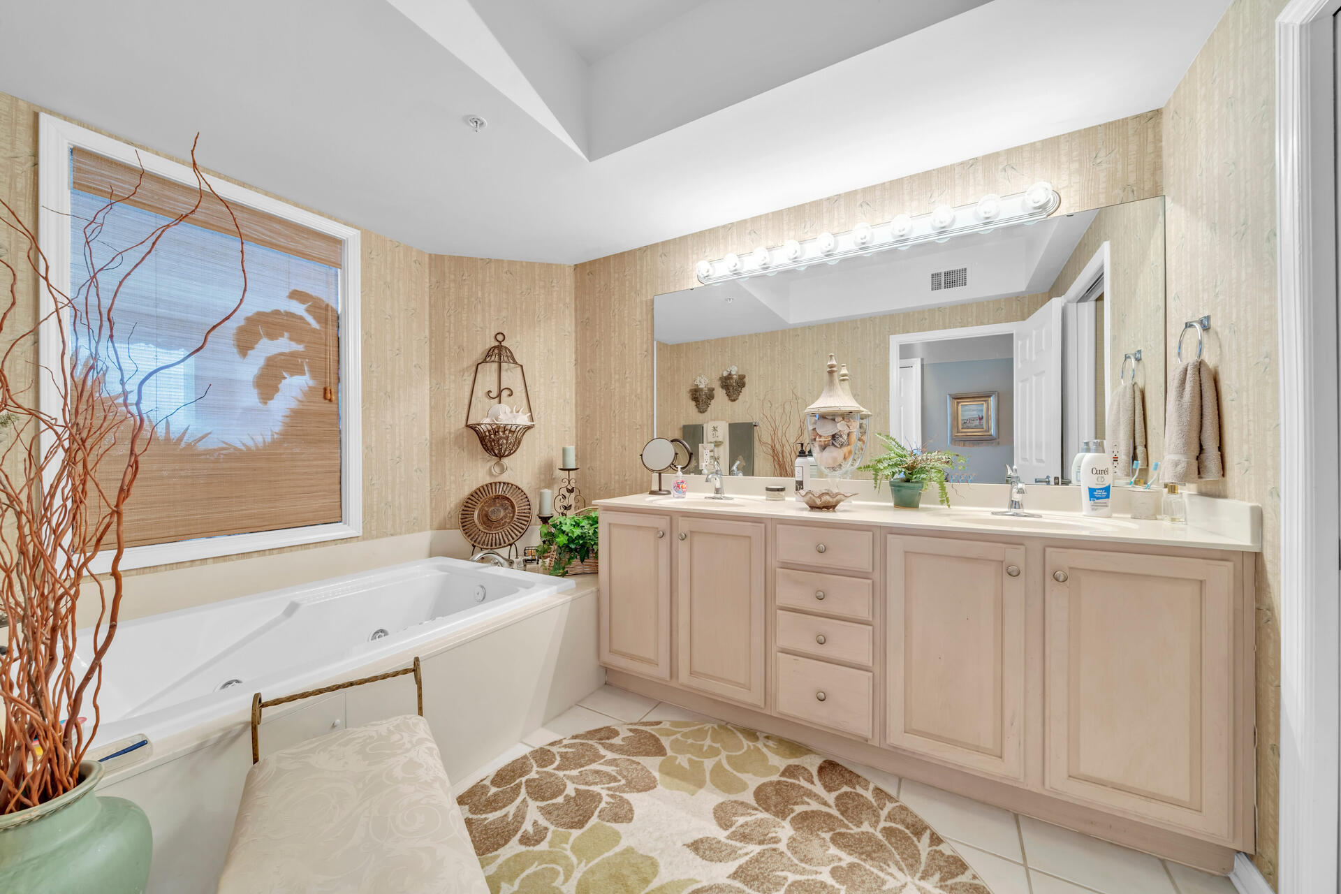 SILVER BEACH TOWERS - Residential