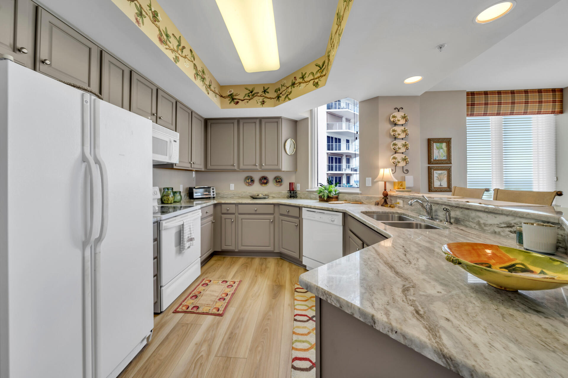 SILVER BEACH TOWERS - Residential