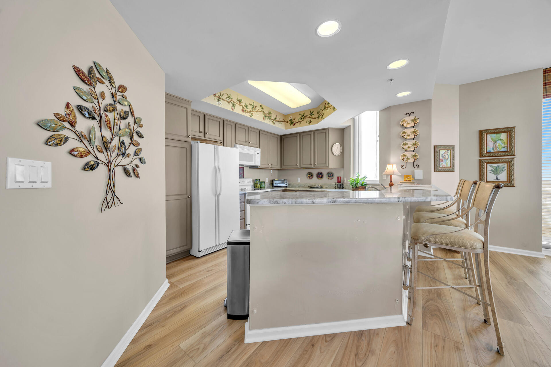 SILVER BEACH TOWERS - Residential